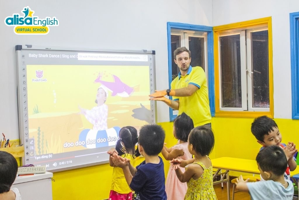 Khi đến trung tâm tiếng Anh cho trẻ lớp 2, trẻ sẽ được học và tiếp xúc với giáo viên bản ngữ